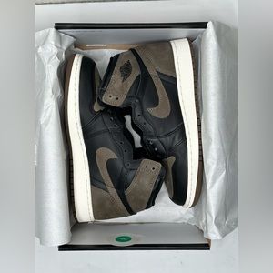 Air Jordan 1 Retro OG High Palomino GS Size 5Y